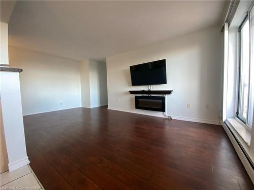 607-851 Queenston Road, Stoney Creek, ON - Indoor Photo Showing Living Room