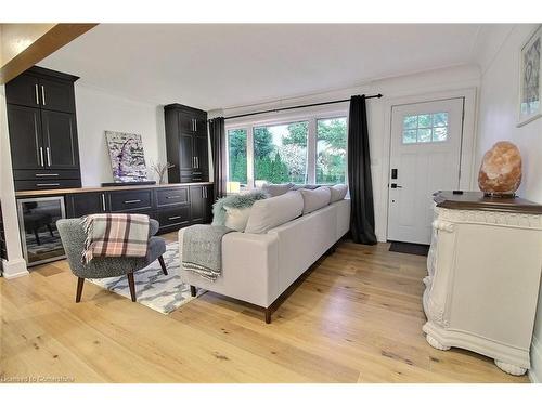 394 Lake Street, Grimsby, ON - Indoor Photo Showing Living Room