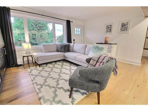 394 Lake Street, Grimsby, ON - Indoor Photo Showing Living Room