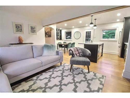 394 Lake Street, Grimsby, ON - Indoor Photo Showing Living Room