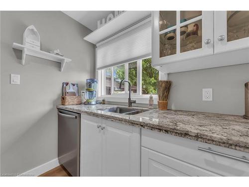 10 11Th Street, Selkirk, ON - Indoor Photo Showing Kitchen With Double Sink