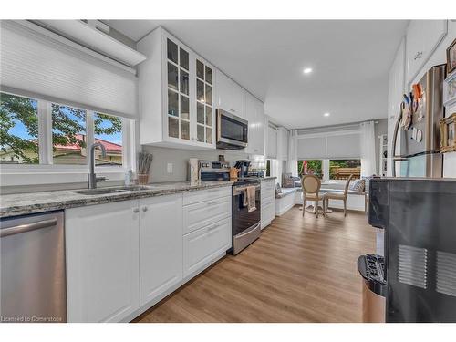 10 11Th Street, Selkirk, ON - Indoor Photo Showing Kitchen