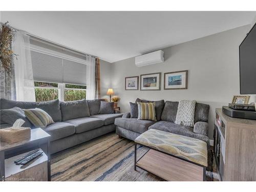 10 11Th Street, Selkirk, ON - Indoor Photo Showing Living Room