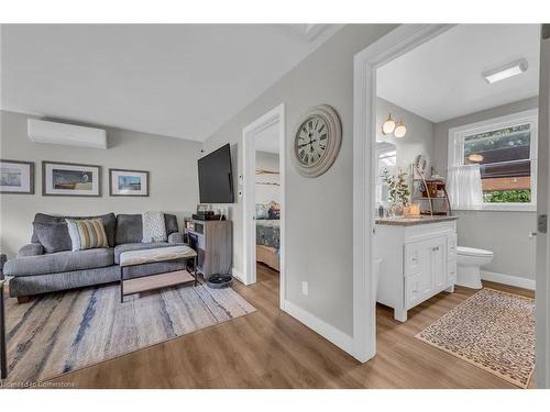 10 11Th Street, Selkirk, ON - Indoor Photo Showing Living Room