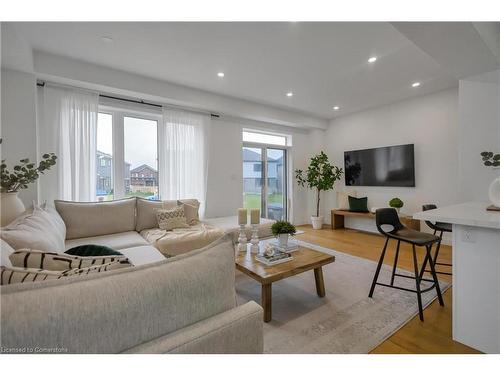 148 Whithorn Crescent, Caledonia, ON - Indoor Photo Showing Living Room