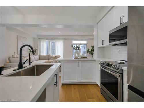 148 Whithorn Crescent, Caledonia, ON - Indoor Photo Showing Kitchen With Upgraded Kitchen