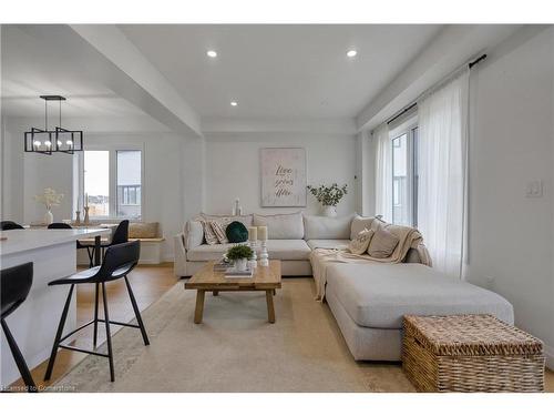 148 Whithorn Crescent, Caledonia, ON - Indoor Photo Showing Living Room