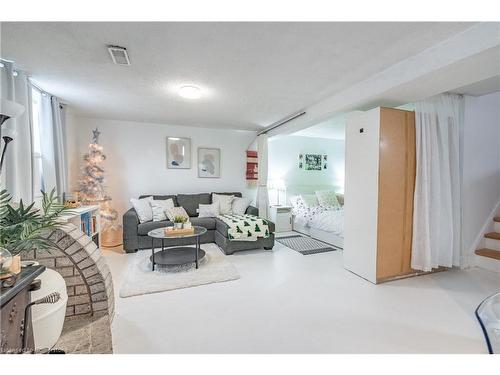 51 Leggett Crescent, Hamilton, ON - Indoor Photo Showing Living Room