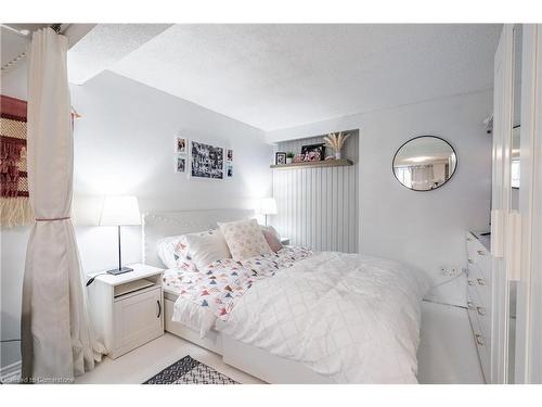 51 Leggett Crescent, Hamilton, ON - Indoor Photo Showing Bedroom