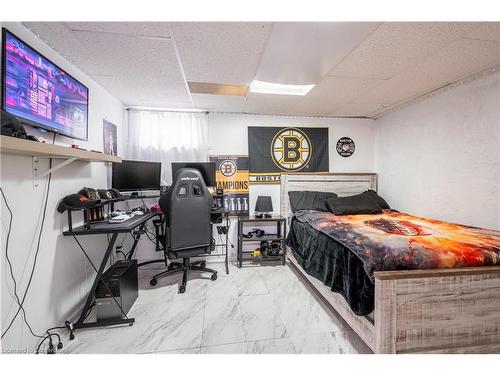 51 Leggett Crescent, Hamilton, ON - Indoor Photo Showing Bedroom