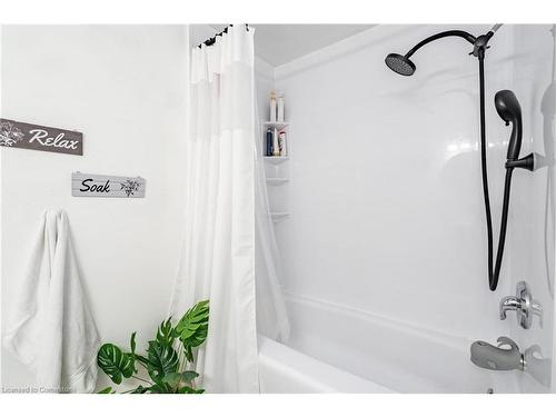 51 Leggett Crescent, Hamilton, ON - Indoor Photo Showing Bathroom