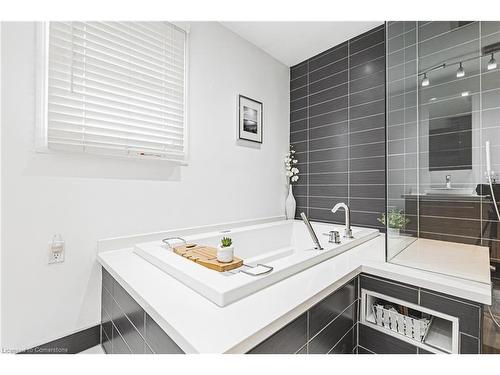 145 Dragoon Drive, Hamilton, ON - Indoor Photo Showing Bathroom