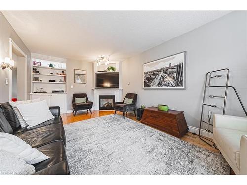 145 Dragoon Drive, Hamilton, ON - Indoor Photo Showing Living Room