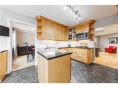 145 Dragoon Drive, Hamilton, ON - Indoor Photo Showing Kitchen