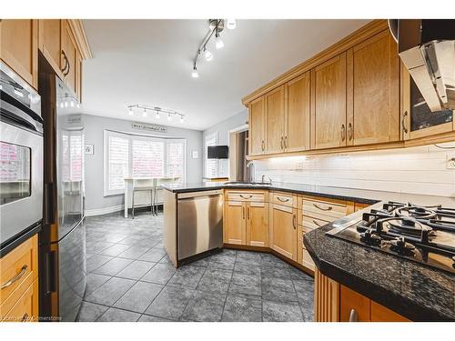 145 Dragoon Drive, Hamilton, ON - Indoor Photo Showing Kitchen