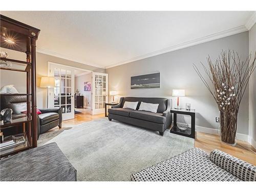 145 Dragoon Drive, Hamilton, ON - Indoor Photo Showing Living Room