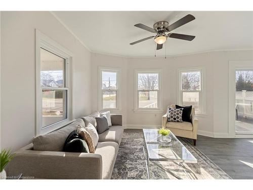 4599 Fourth Avenue, Niagara Falls, ON - Indoor Photo Showing Living Room