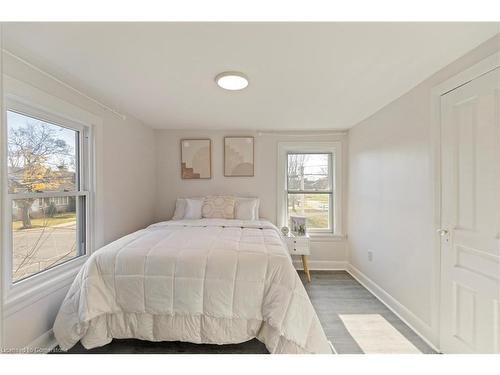 4599 Fourth Avenue, Niagara Falls, ON - Indoor Photo Showing Bedroom