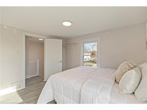 4599 Fourth Avenue, Niagara Falls, ON - Indoor Photo Showing Bedroom