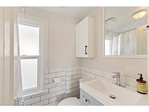 4599 Fourth Avenue, Niagara Falls, ON - Indoor Photo Showing Bathroom