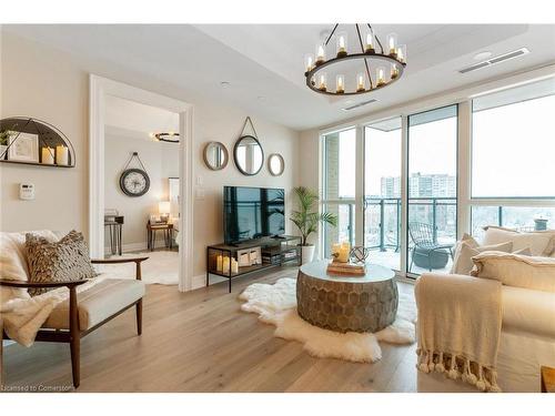 606-2060 Lakeshore Road, Burlington, ON - Indoor Photo Showing Living Room