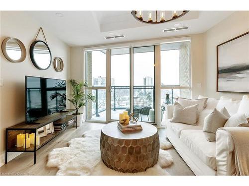 606-2060 Lakeshore Road, Burlington, ON - Indoor Photo Showing Living Room