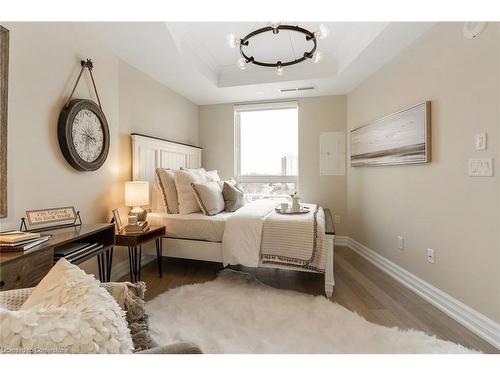 606-2060 Lakeshore Road, Burlington, ON - Indoor Photo Showing Bedroom