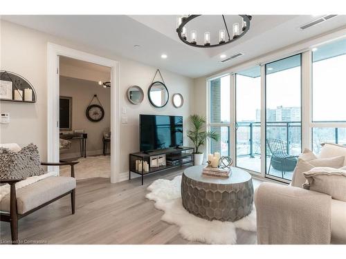 606-2060 Lakeshore Road, Burlington, ON - Indoor Photo Showing Living Room