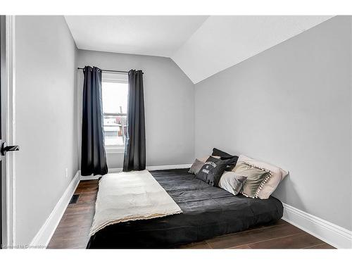 14 Keith Street, Hamilton, ON - Indoor Photo Showing Bedroom