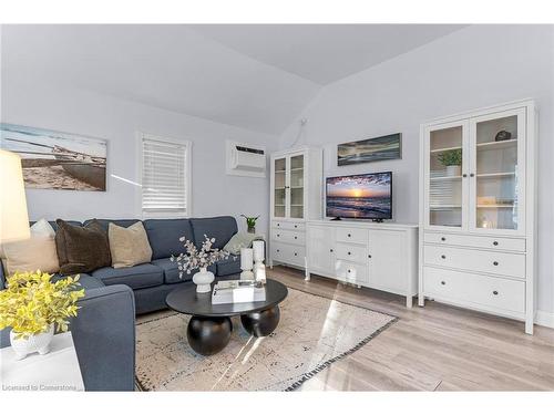 10584 Woodland Drive, Wainfleet, ON - Indoor Photo Showing Living Room