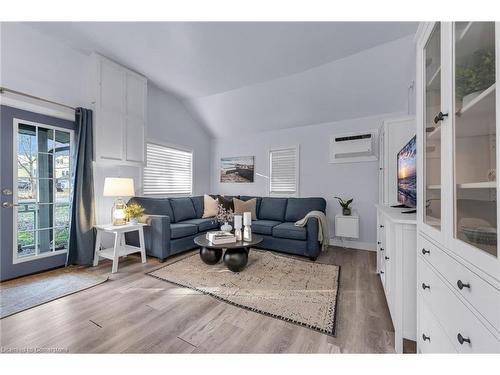 10584 Woodland Drive, Wainfleet, ON - Indoor Photo Showing Living Room