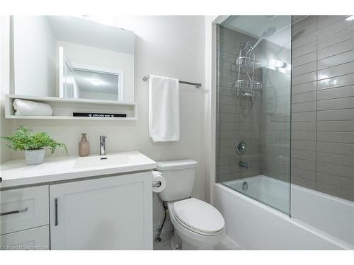 149-1890 Rymal Road E, Stoney Creek, ON - Indoor Photo Showing Bathroom