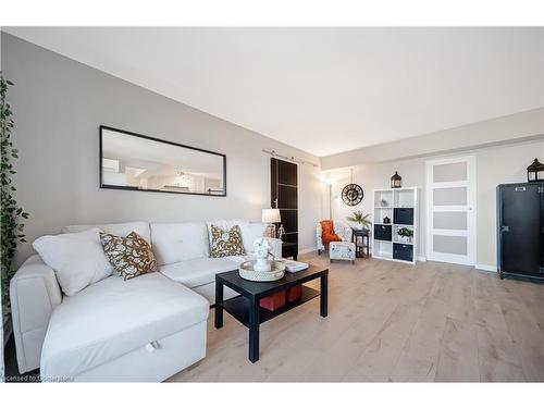 53-2373 King Street E, Hamilton, ON - Indoor Photo Showing Living Room