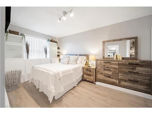 53-2373 King Street E, Hamilton, ON - Indoor Photo Showing Bedroom