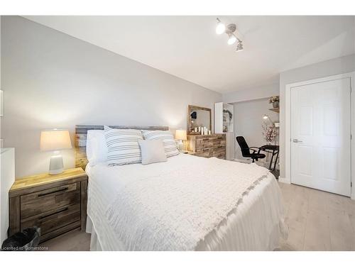 53-2373 King Street E, Hamilton, ON - Indoor Photo Showing Bedroom