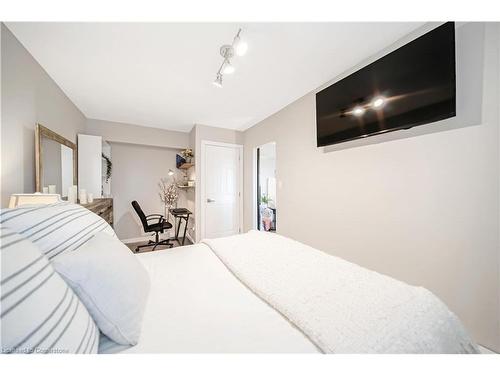 53-2373 King Street E, Hamilton, ON - Indoor Photo Showing Bedroom