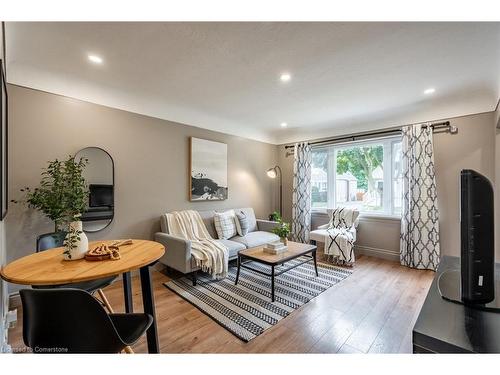 207 East 33Rd Street, Hamilton, ON - Indoor Photo Showing Living Room