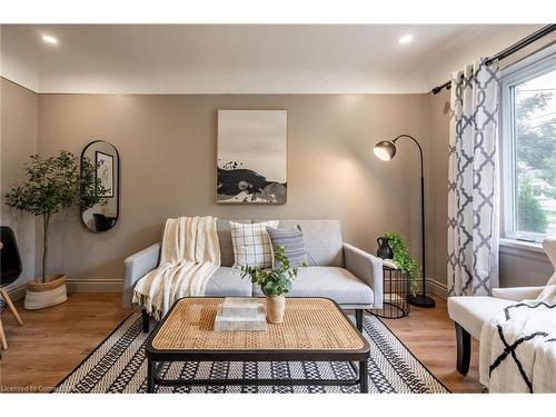 207 East 33Rd Street, Hamilton, ON - Indoor Photo Showing Living Room