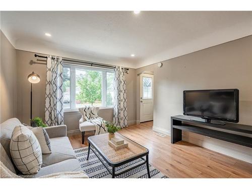 207 East 33Rd Street, Hamilton, ON - Indoor Photo Showing Living Room