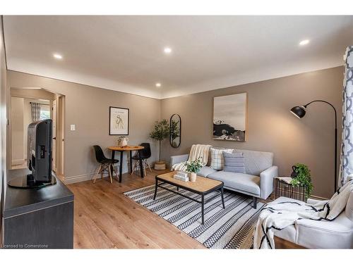 207 East 33Rd Street, Hamilton, ON - Indoor Photo Showing Living Room