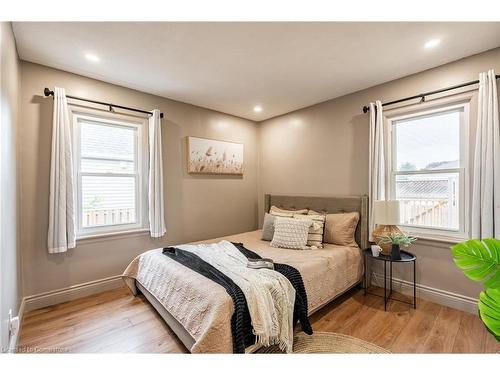 207 East 33Rd Street, Hamilton, ON - Indoor Photo Showing Bedroom