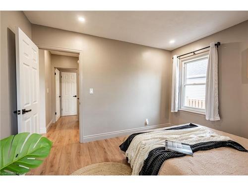 207 East 33Rd Street, Hamilton, ON - Indoor Photo Showing Bedroom