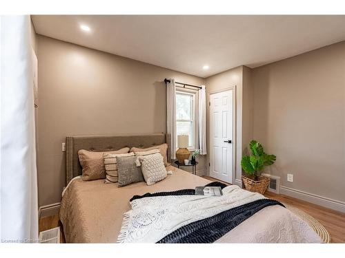 207 East 33Rd Street, Hamilton, ON - Indoor Photo Showing Bedroom