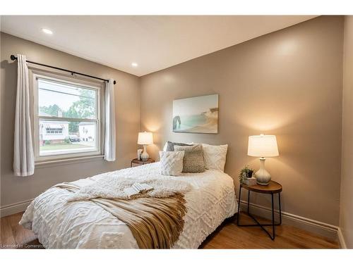 207 East 33Rd Street, Hamilton, ON - Indoor Photo Showing Bedroom