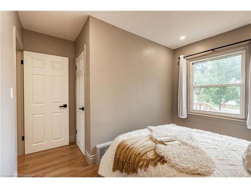 207 East 33Rd Street, Hamilton, ON - Indoor Photo Showing Bedroom