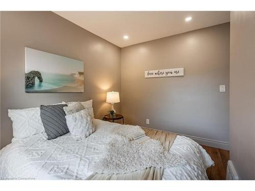 207 East 33Rd Street, Hamilton, ON - Indoor Photo Showing Bedroom