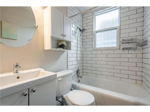 207 East 33Rd Street, Hamilton, ON - Indoor Photo Showing Bathroom