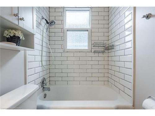 207 East 33Rd Street, Hamilton, ON - Indoor Photo Showing Bathroom