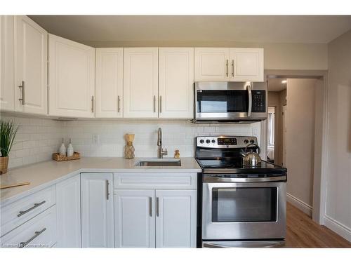 207 East 33Rd Street, Hamilton, ON - Indoor Photo Showing Kitchen