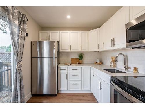 207 East 33Rd Street, Hamilton, ON - Indoor Photo Showing Kitchen With Upgraded Kitchen